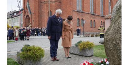 na zdjęciu Z-ca Burmistrza Barwic Robert Zborowski oraz członek Zarządu Powiatu Szczecineckiego Anna Kieling po złożeniu kwiatów pod pomnikiem