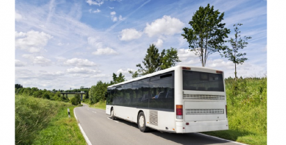 na zdjęciu autobus jadący drogą