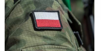 na zdjęciu rękaw munduru żołnierskiego z flagą Polski