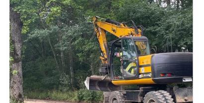 na zdjęciu sprzęt budowlany na drodze do m. Bądki