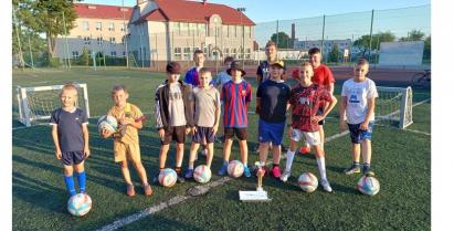 Młodzi Zawodnicy na Orliku podczas Narodowego Dnia Sportu