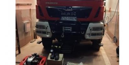 na zdjęciu wóz strażacki i zakupiony sprzęt przez OSP Stary Chwalim w ramach dofinansowania z WFOŚIGW