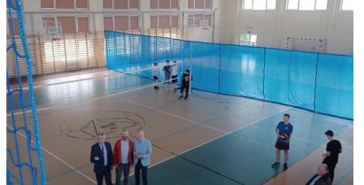 Zdjęcie z hali sportowej na ul. Moniuszki gdzie zamontowano nowe kotary grodzące