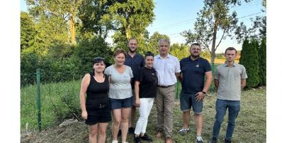 Mieszkańcy sołectwa Ostropole z Burmistrzem barwic Robertem Zborowskim i nowo wybranym sołtysem Michałem Tatulińskim