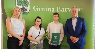 na zdjęciu sekretarz Aleksandra Kuśmierek, Monika Nowak, Maciej Nowak, Burmistrz Barwic Robert Zborowski