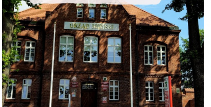 na zdjęciu budynek Urzędu Miejskiego w Barwicach