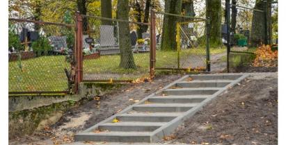 Nowe schody przy wejściu na cmentarz w Barwicach