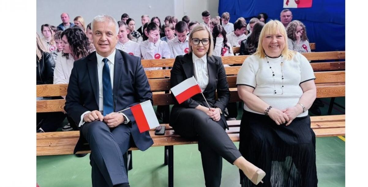 Burmistrz Barwic Robert Zborowski, z-ca burmistrza Kamila Gwiazda, Dyrektor SP w St. Chwalimiu Jolanta Szadkowska