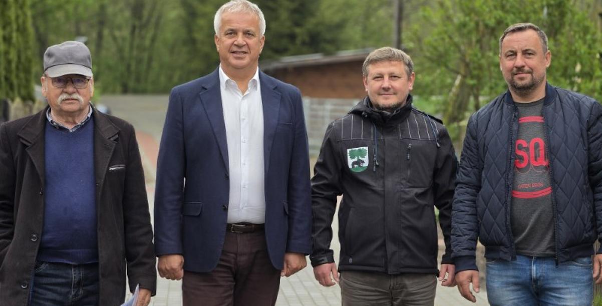 Na zdjęciu Burmistrz Barwic Robert Zborowski, Piotr Kikun, Robert Małyszek oraz przedstawiciel nadzoru budowlanego.
