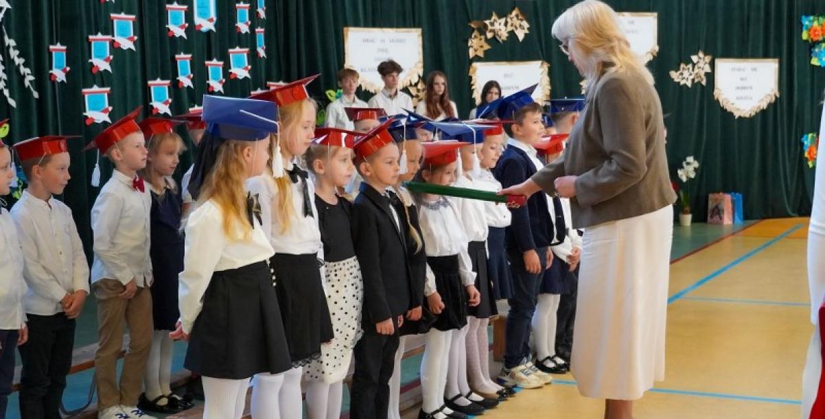 Ślubowanie uczniów klas pierwszych w Szkole Podstawowej w Barwicach
