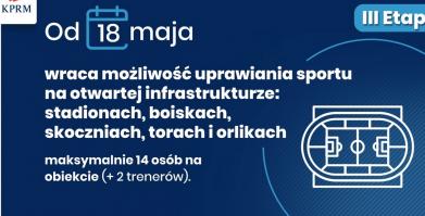 Obraz przedstawia tablicę informującą o zniesieniu obostrzeń dotyczących sportu na obiektach otwartych między innymi ORLIK, stadiony 