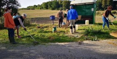 Mieszkańcy Knyk przygotowujący teren pod montaż nowych koszy na śmieci