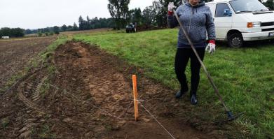 Mieszkańcy Knyk przygotowujący teren pod montaż nowych koszy na śmieci