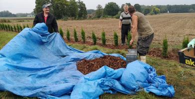 Mieszkańcy Knyk przygotowujący teren pod montaż nowych koszy na śmieci