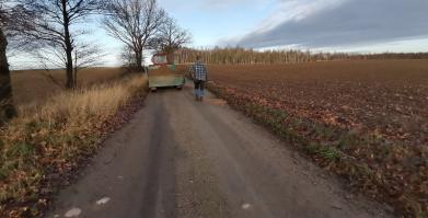 Inicjatywa lokalna - wyrównanie kruszywem dróg gminnych w Knykach