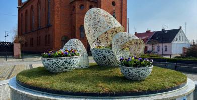Nasadzenia kwiatów na Placu Wolności w Barwicach