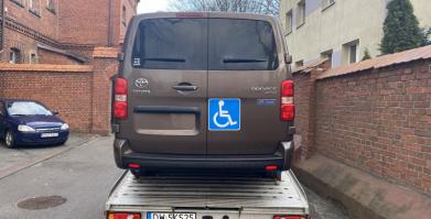 Samochód do przewozu osób niepełnosprawnych na lawecie
