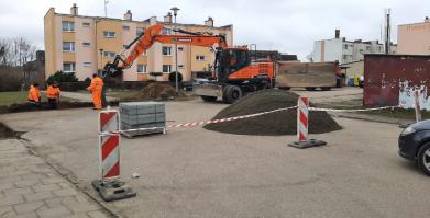 Remont nakładek bitumicznych na ulicy pomorskiej - drogowcy wymieniają krawężniki