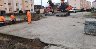 Remont nakładek bitumicznych na ulicy pomorskiej - drogowcy wymieniają krawężniki