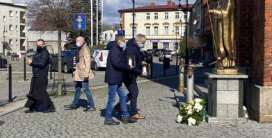 Samorządowcy składają kwiaty pod pomnikiem JP II