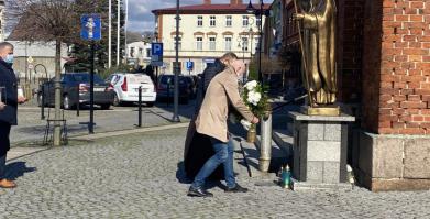Samorządowcy składają kwiaty pod pomnikiem JP II