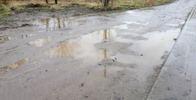Droga gruntowa przeznaczona pod inwestycje w Starym Chwalimiu, widoczne dziury i kałuże