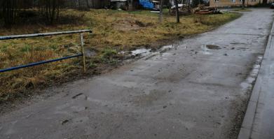Droga gruntowa przeznaczona pod inwestycje w Starym Chwalimiu, widoczne dziury i kałuże