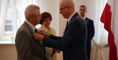 Jubileusz 50-lecia małżeństwa - burmistrz wpina medal