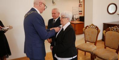 Jubileusz 50-lecia małżeństwa - burmistrz wpina medal