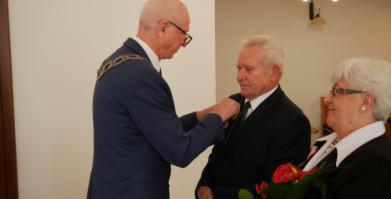 Jubileusz 50-lecia małżeństwa - burmistrz wpina medal