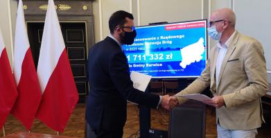 Burmistrz ściska rękę wicewojewodzie 