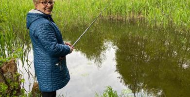 Wychowawczyni klasy łowiąca ryby z kładki