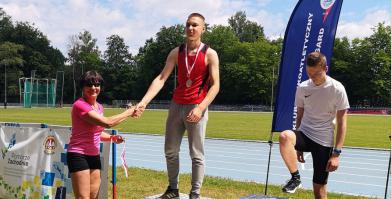 Medaliści na podium - gratulacje trenera