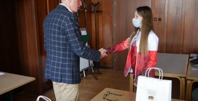Burmistrz wręcza nagrodę Mai Śliwińskiej