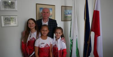 Burmistrz Barwic z gimnastyczkami w gabinecie Burmistrza Barwic