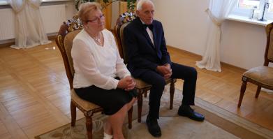 Jubilaci w trakcie ceremonii jubileuszu w Barwickim USC siedza