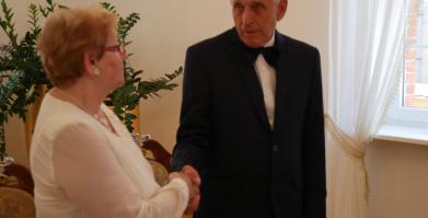 Jubilaci w trakcie ceremonii jubileuszu w Barwickim USC trzymają się za ręce