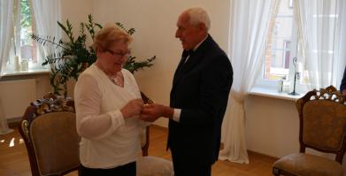 Jubilaci w trakcie ceremonii jubileuszu w Barwickim USC trzymają się za ręce