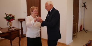 Jubilaci w trakcie ceremonii jubileuszu w Barwickim USC tańczą