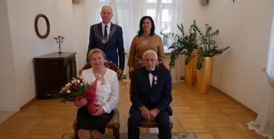 Burmistrz i Kieorwnik USC i jubilaci w trakcie ceremonii jubileuszu w Barwickim USC