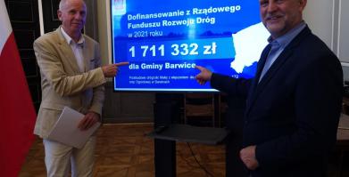Mariusz Kieling i Krzysztof Lis na tle informacji o wsparciu finansowym