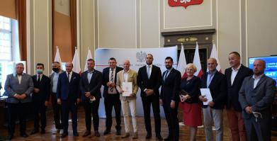 Wszyscy beneficjenci dofinansowania na zdjęciu grupowym