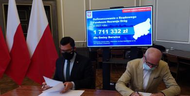 Burmistrz i wicewojewoda podpisują umowę