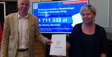 Burmistrz i Skarbnik trzymają umowę