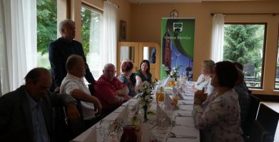 Uczestnicy spotkania przy stole w restauracji 