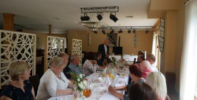 Uczestnicy spotkania przy stole w restauracji 