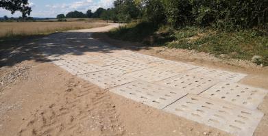 Droga z płyt jumbo do miejscowości Smuga