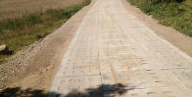Droga z płyt jumbo do miejscowości Smuga