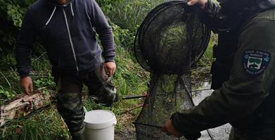 Członkowie koła Lin 11 w trakcie zawodów wędkarskich 