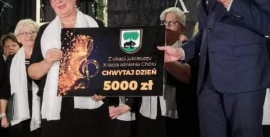 Burmistrz wręcza symboliczny czek z okazji Jubieleuszu X lecia Chóru Chwytaj Dzień 